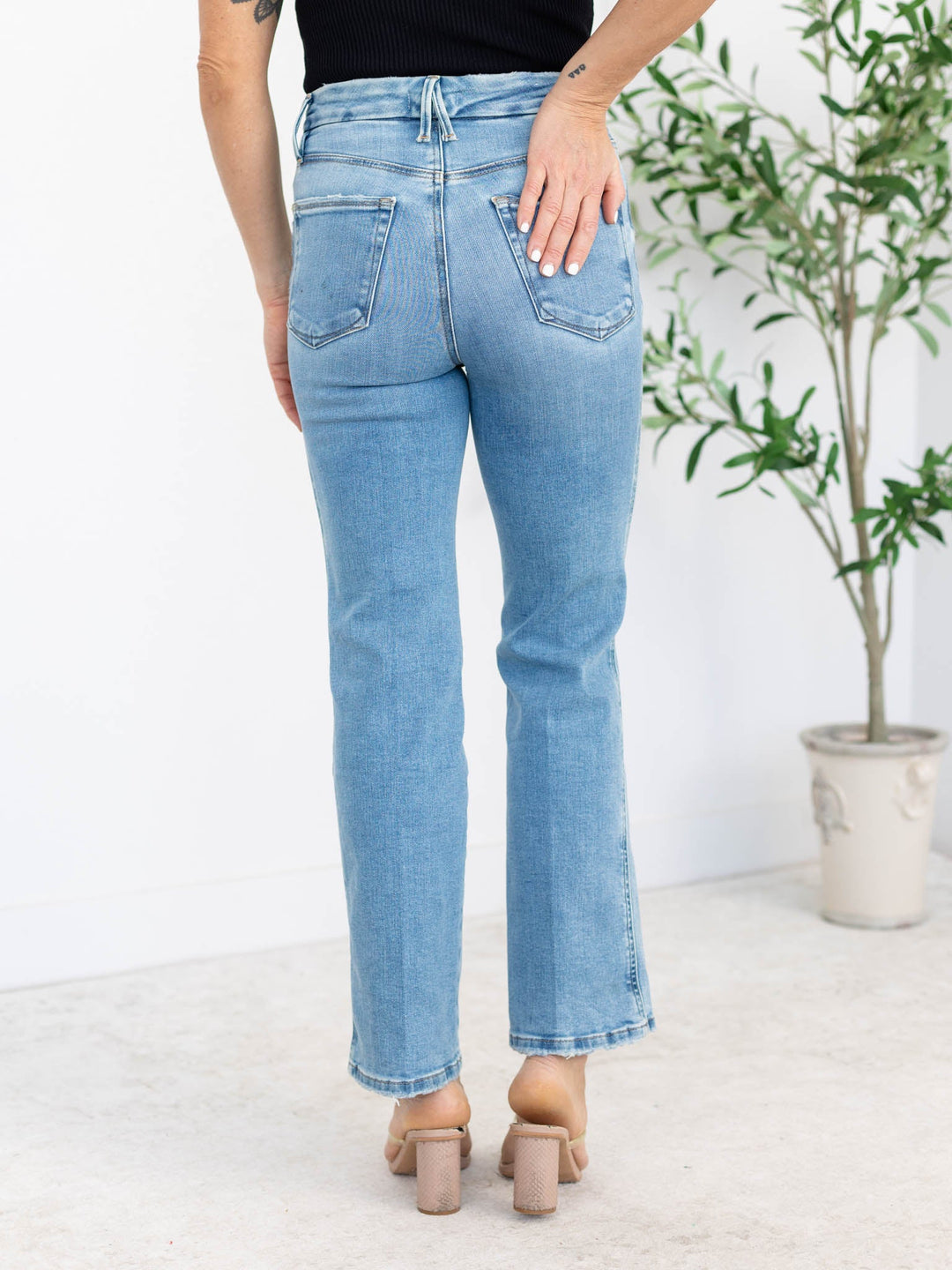 Good American Good Curve Straight Knee Destruct Soft TechDenim jeans