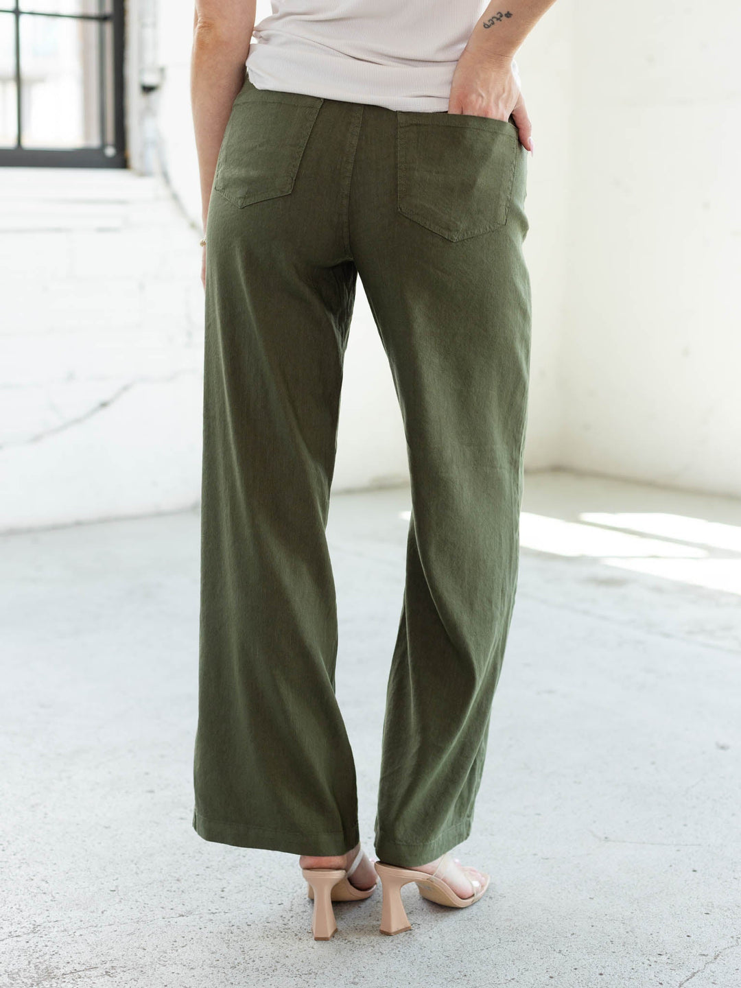 KUT Meg High Rise Wide Leg linen blend pants in Forest, close-up of patch pocket and hidden zipper fly