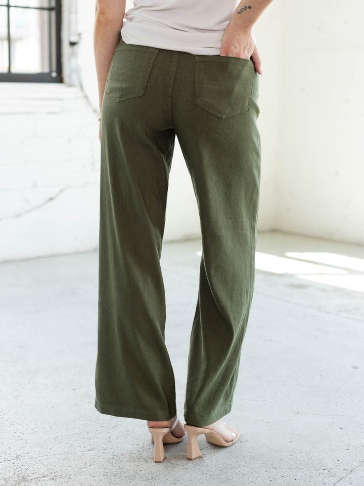 KUT Meg High Rise Wide Leg linen blend pants in Forest, close-up of patch pocket and hidden zipper fly