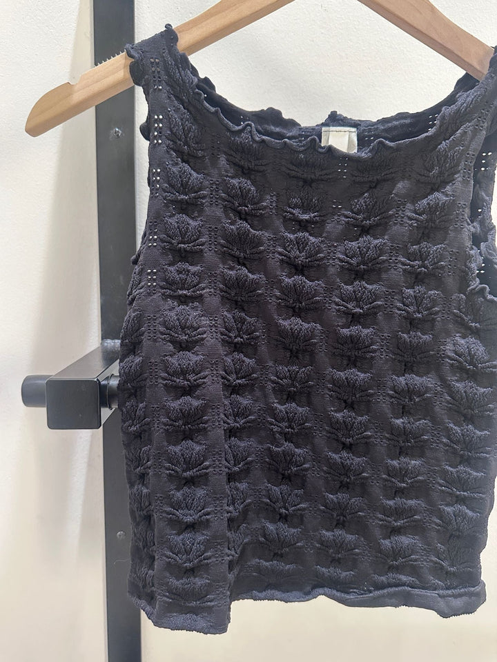 black textured fitted tank