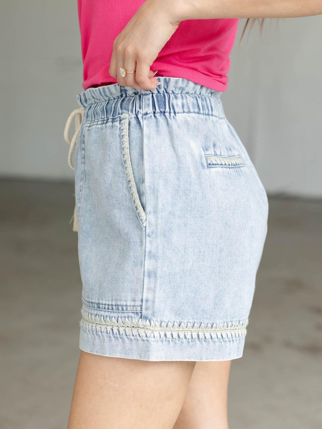 embroidered light wash short