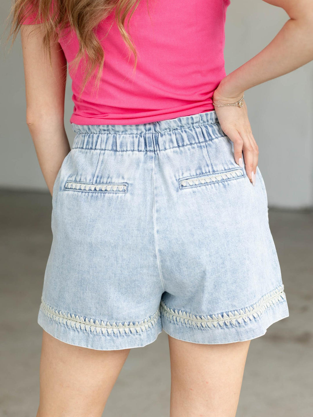 embroidered light wash short
