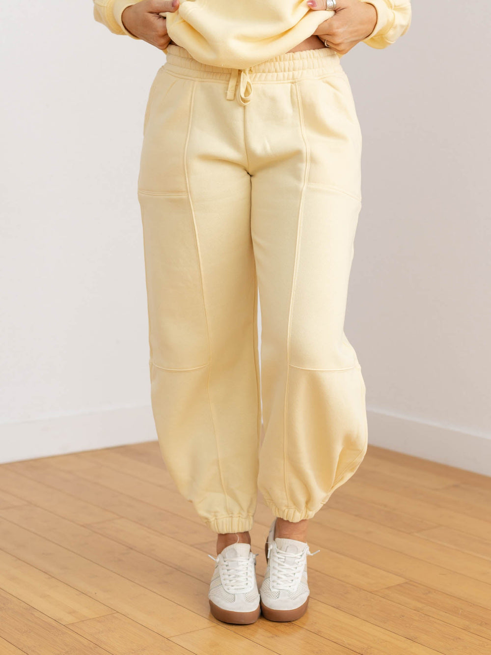 yellow seam front jogger