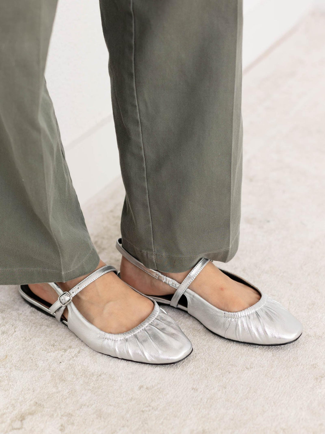 Steve Madden Garson Women's Flat Shoes Silver Leather : 6.5 M