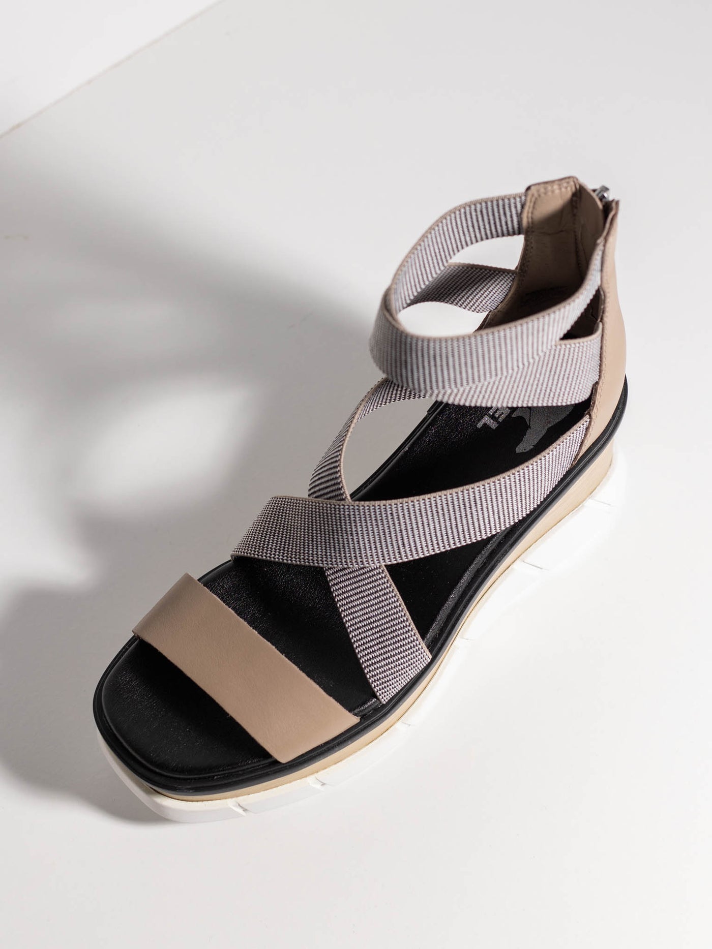 zip back neutral wedge